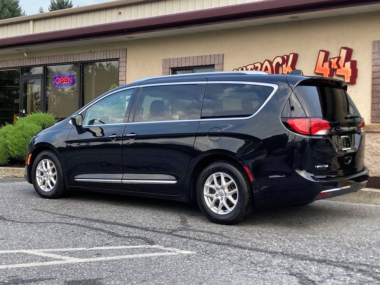 Used 2020 Chrysler Pacifica Touring-L FWD image 4