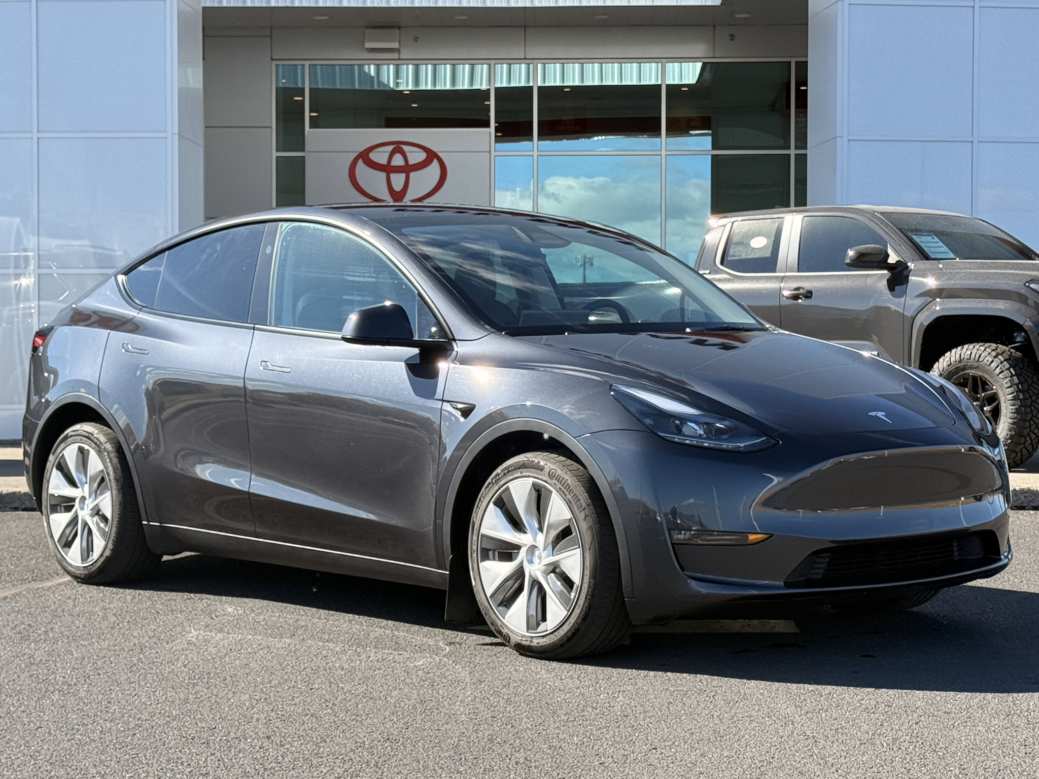 Used 2024 Tesla Model Y Long Range AWD/4WD image 1