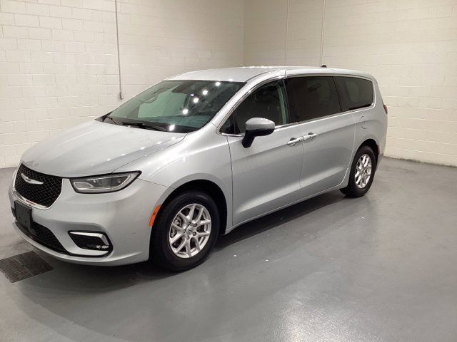 Used 2023 Chrysler Pacifica Touring-L FWD image 4