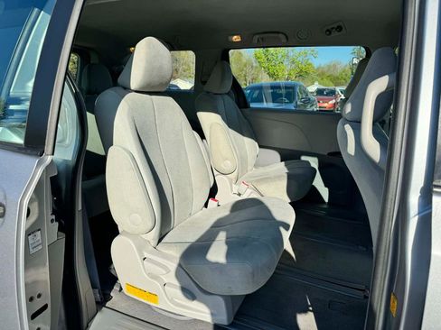 Used 2011 Toyota Sienna image 15