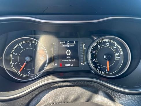 Used 2019 Jeep Cherokee Latitude Plus FWD image 23