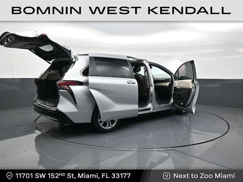 Used 2023 Toyota Sienna Platinum image 29