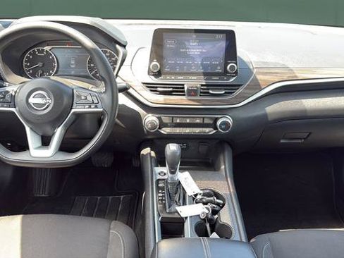 Used 2025 Nissan Altima 2.5 SV FWD image 19