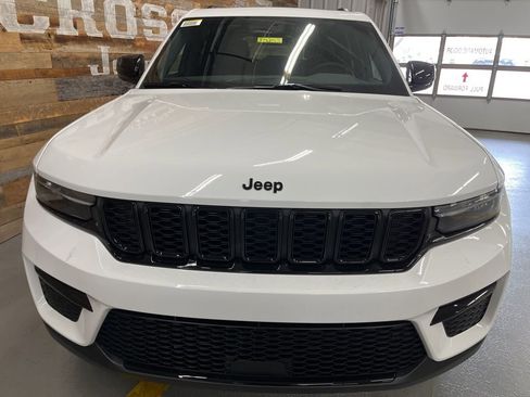 New 2025 Jeep Grand Cherokee Limited w/ Black Appearance Package image 9