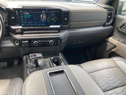 Used 2022 Chevrolet Silverado 1500 ZR2 w/ Technology Package image 10