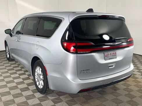 Used 2024 Chrysler Pacifica Touring-L FWD image 13