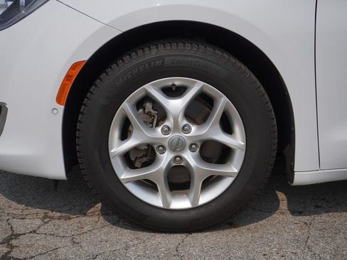 Used 2020 Chrysler Pacifica Touring-L Plus w/ Tire & Wheel Group FWD image 10