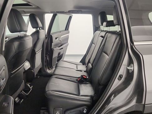 Used 2018 Toyota Highlander XLE image 26