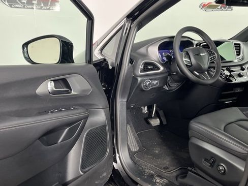 New 2026 Chrysler Voyager LX image 21