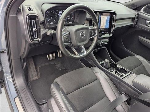 Used 2021 Volvo XC40 T5 R-Design image 3