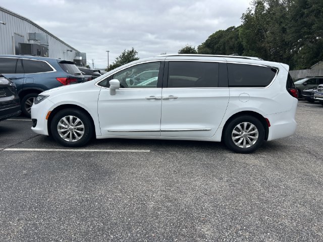 Used 2019 Chrysler Pacifica Touring-L FWD image 2