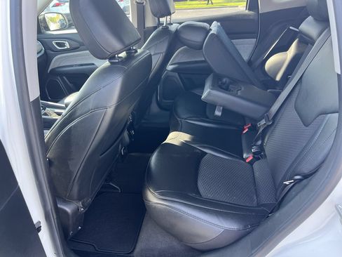 Used 2022 Jeep Compass Latitude FWD image 32