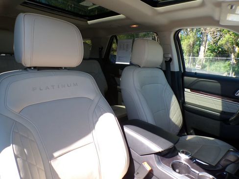 Used 2018 Ford Explorer Platinum AWD/4WD image 12