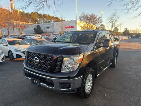 Used 2019 Nissan Titan SV w/ SV Convenience Package image 3