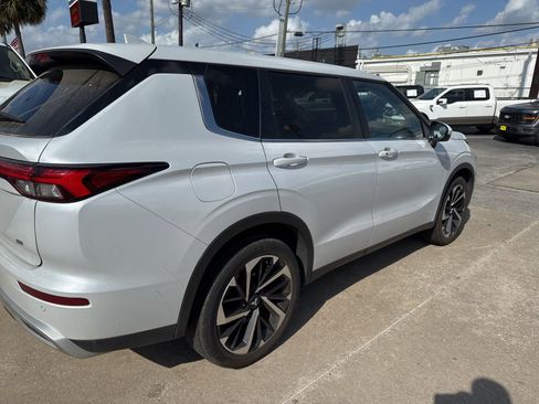 Used 2024 Mitsubishi Outlander SE image 3
