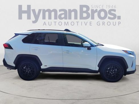 Used 2022 Toyota RAV4 XLE w/ Convenience Package AWD/4WD image 2