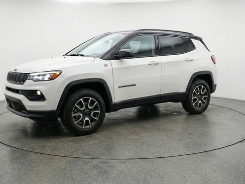 Used 2025 Jeep Compass Trailhawk AWD/4WD image 3