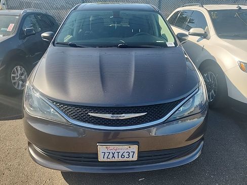Used 2017 Chrysler Pacifica Touring image 2