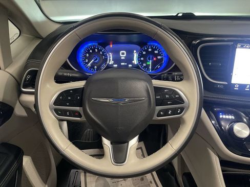 Used 2021 Chrysler Pacifica Limited AWD/4WD image 5