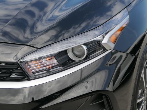Used 2024 Kia Forte LXS w/ LXS Technology Package FWD image 6