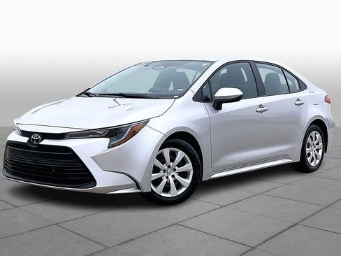 Used 2025 Toyota Corolla LE image 2