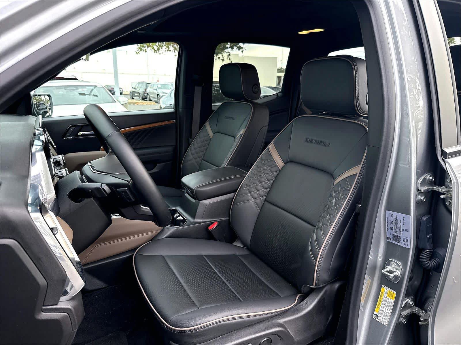 Used 2025 GMC Canyon Denali AWD/4WD image 11