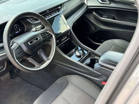 Used 2024 Jeep Grand Cherokee Laredo RWD image 4