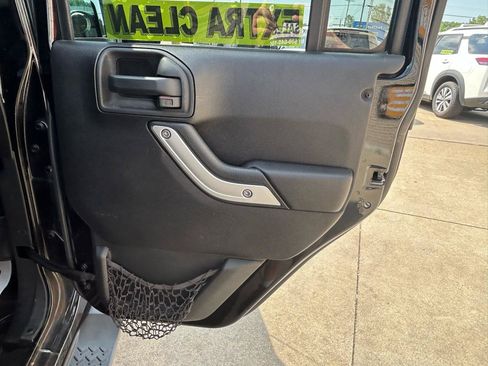 Used 2015 Jeep Wrangler Unlimited Sahara w/ Connectivity Group AWD/4WD image 15