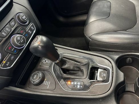 Used 2022 Jeep Cherokee Limited AWD/4WD image 31