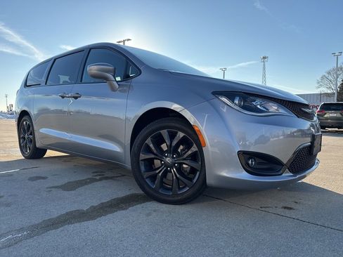 Used 2020 Chrysler Pacifica Touring w/ S Appearance Package image 2
