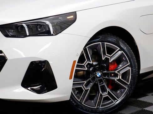 New 2026 BMW 550e xDrive w/ Premium Package image 3