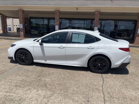 Used 2025 Toyota Camry SE FWD image 3