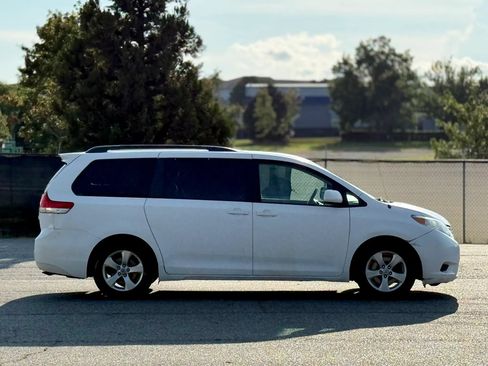 Used 2012 Toyota Sienna LE FWD image 7