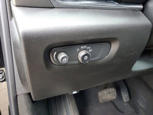 Used 2023 Chevrolet Traverse LT image 9