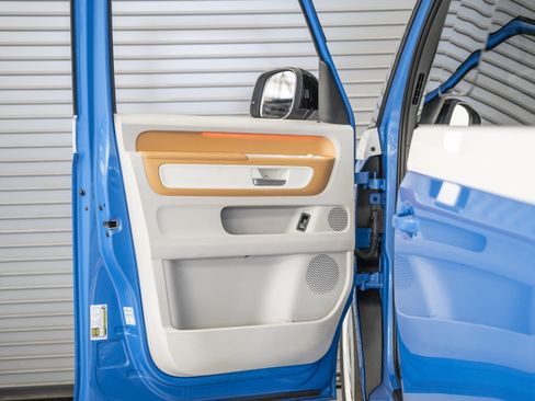 Used 2025 Volkswagen ID. Buzz 1st Edition RWD image 22