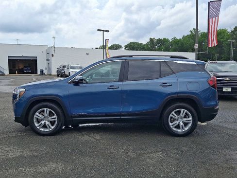 Used 2024 GMC Terrain SLE w/ Driver Convenience Package FWD image 4