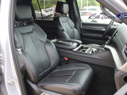 Used 2024 Jeep Wagoneer L Series II RWD image 11