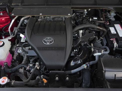 Used 2023 Toyota Highlander XLE FWD image 9