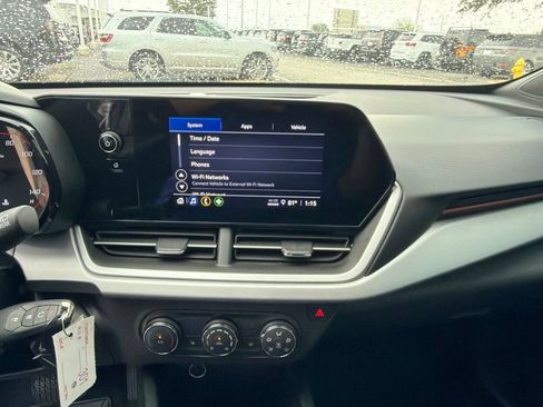 Used 2025 Chevrolet Trax RS FWD image 22