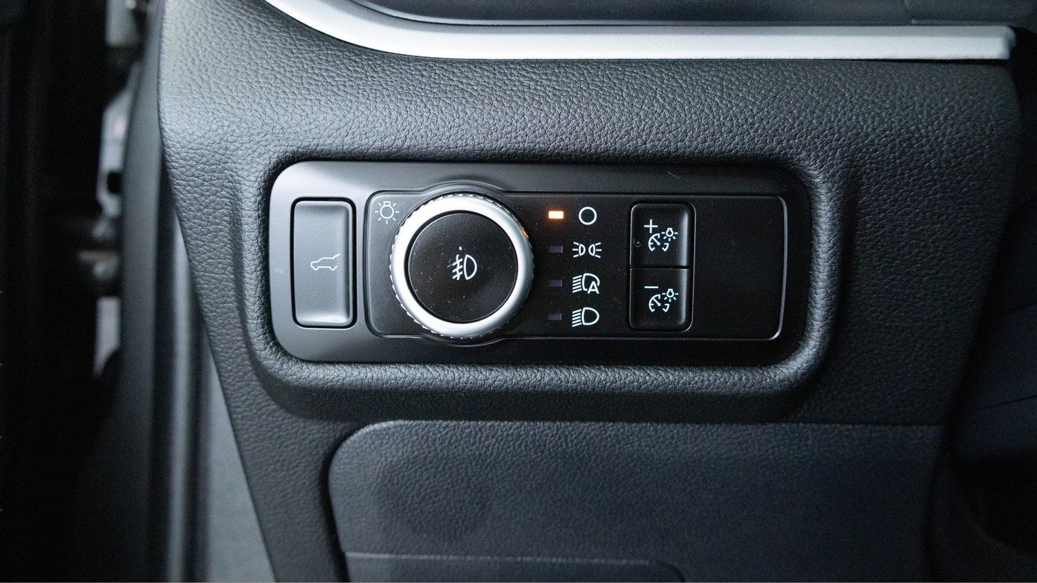 Used 2023 Ford Explorer XLT w/ Equipment Group 202A AWD/4WD image 23