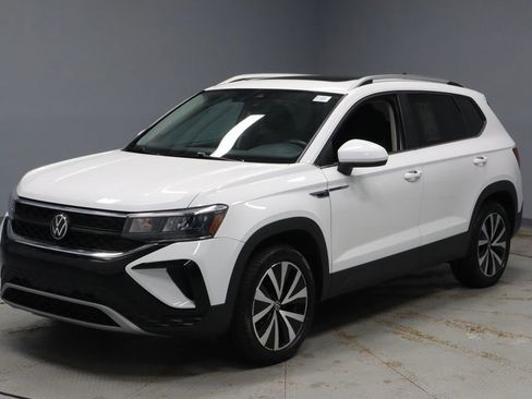Used 2023 Volkswagen Taos SE w/ Panoramic Sunroof Package image 7