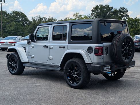 Used 2023 Jeep Wrangler Unlimited Sahara w/ Cold Weather Group AWD/4WD image 7
