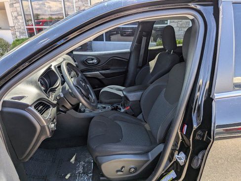 Used 2019 Jeep Cherokee Latitude w/ Popular Appearance Group AWD/4WD image 11
