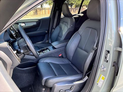 Used 2025 Volvo XC40 B5 Plus image 28