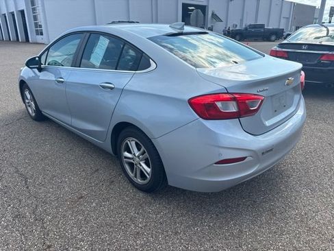 Used 2017 Chevrolet Cruze LT w/ Convenience Package FWD image 4