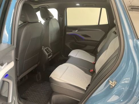 Certified 2025 Volkswagen Tiguan SE R-Line image 8