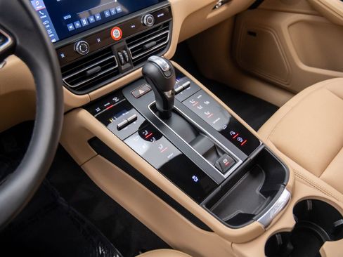 Certified 2025 Porsche Macan image 13