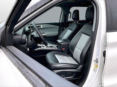 Used 2022 Ford Explorer XLT w/ Equipment Group 202A image 16