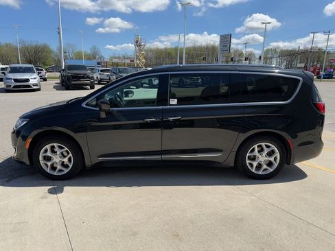 Used 2017 Chrysler Pacifica Touring-L Plus w/ Tire & Wheel Group image 8