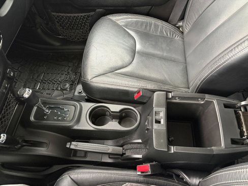 Used 2017 Jeep Wrangler Unlimited Sahara w/ Connectivity Group AWD/4WD image 15